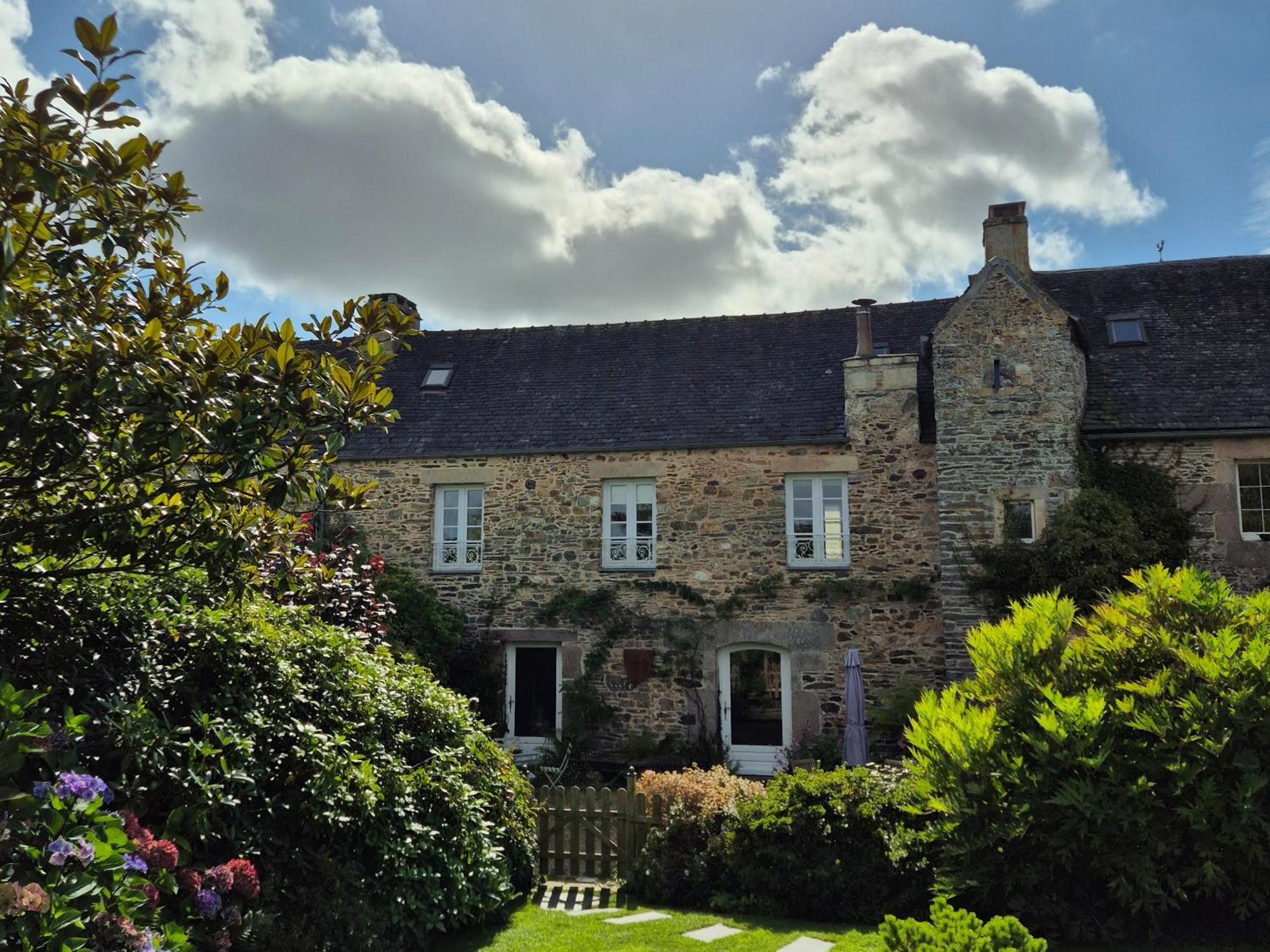 Gite De Charme Au Manoir Du Plessis-Quinquis Sainte-Seve Eksteriør billede
